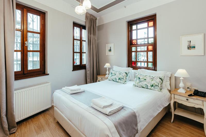 Standard Double Room image 3