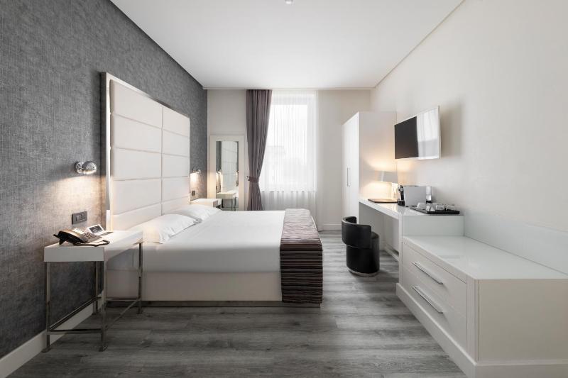 Classic Double or Twin Room image 3