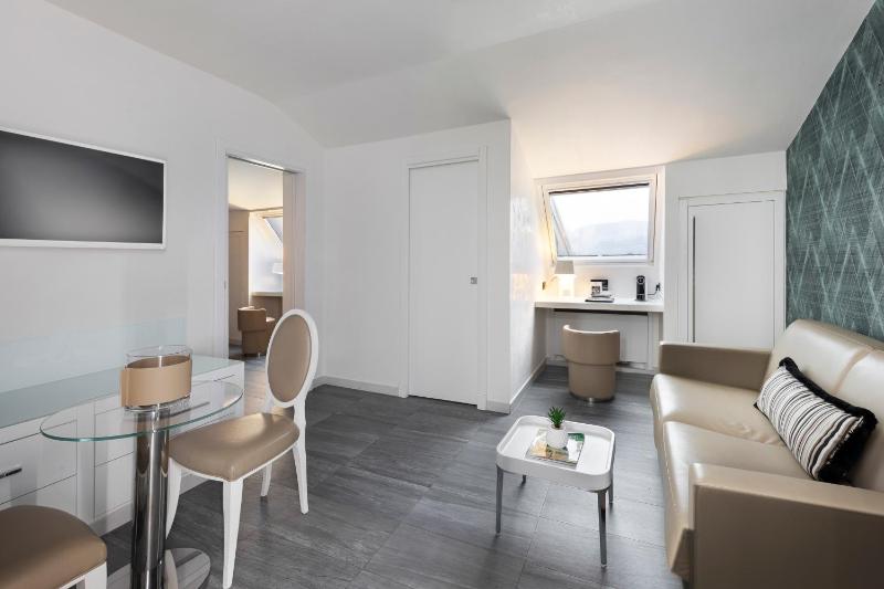 Suite with Spa Access - Attic image 4