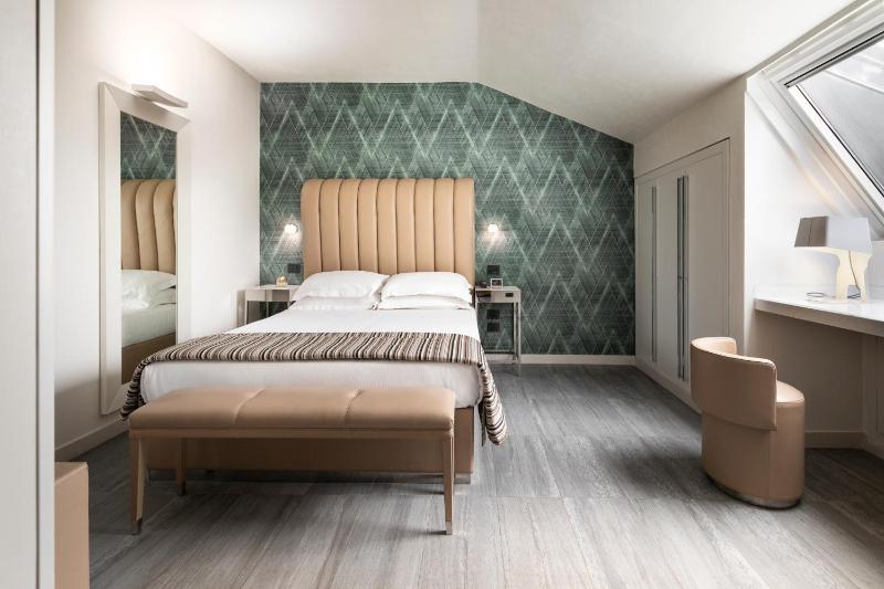 Suite with Spa Access - Attic image 1