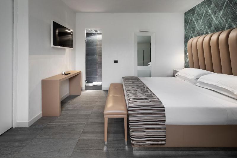 Suite with Spa Access - Attic image 3