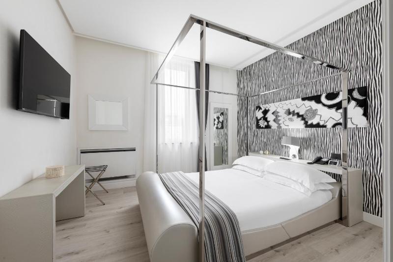 Deluxe Suite with Spa Access  image 1