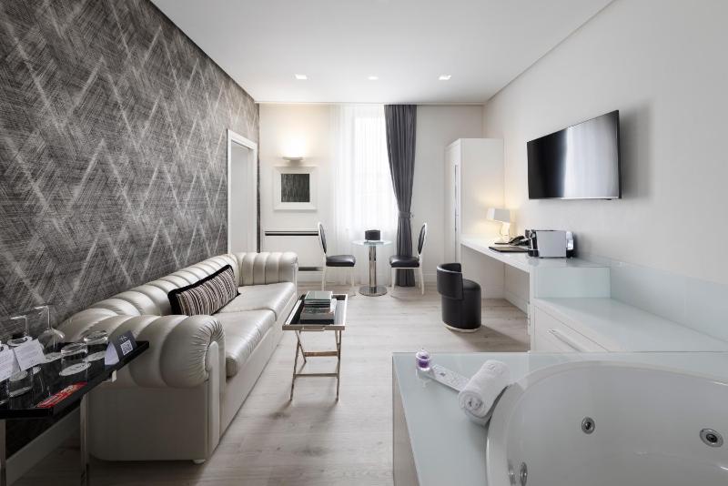Superior Suite with Spa Access image 1