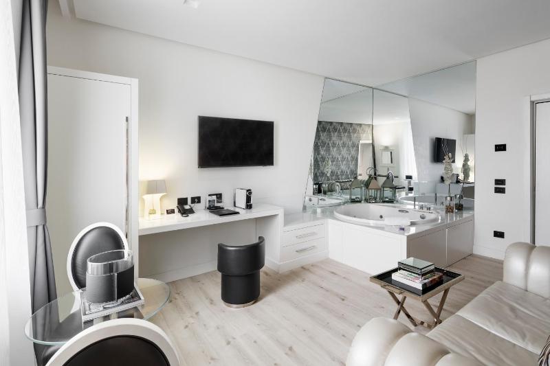 Deluxe Suite with Spa Access  image 2