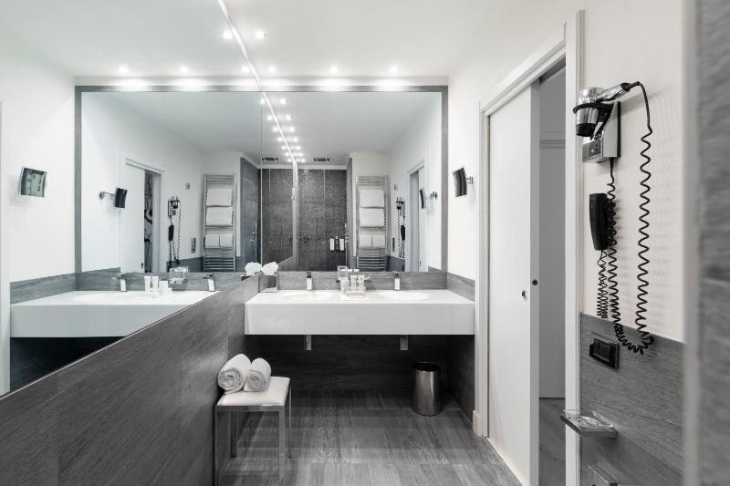 Superior Suite with Spa Access image 3