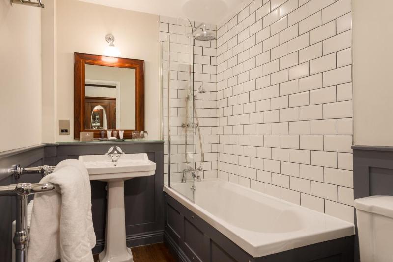 Small Double Room image 3