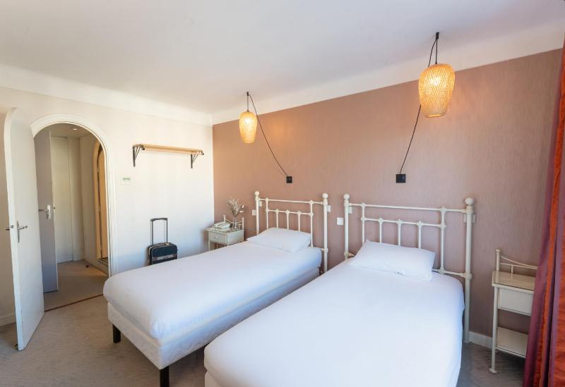 Standard Family Suite with Two Connecting Rooms image 4