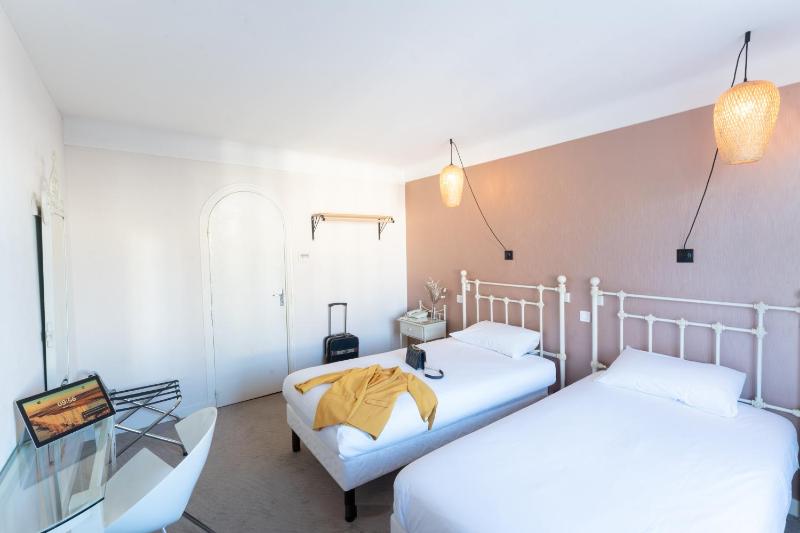 Standard Twin Room image 4