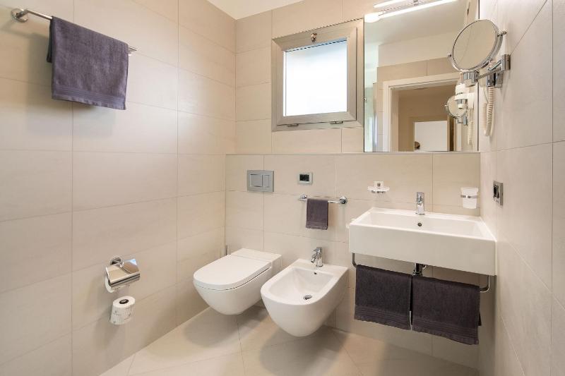Deluxe Two-Bedroom Apartment (7 Adults)  image 2