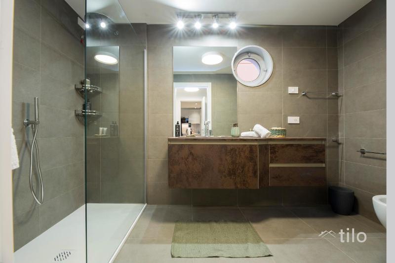 Waterfront Luxury 1BR FREE Parking AC NETFLIX & WIFI By Tilo Lux - image 17