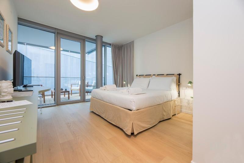 Waterfront Luxury 1BR FREE Parking AC NETFLIX & WIFI By Tilo Lux - image 38