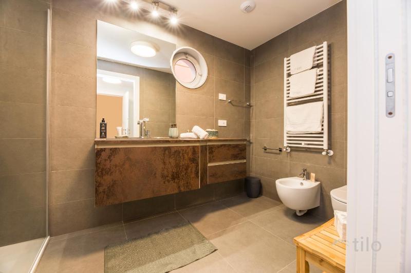 Waterfront Luxury 1BR FREE Parking AC NETFLIX & WIFI By Tilo Lux - image 13
