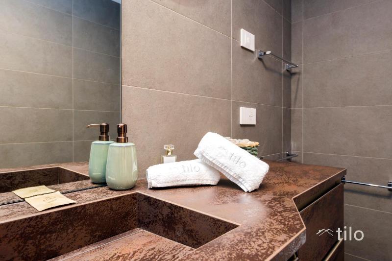 Waterfront Luxury 1BR FREE Parking AC NETFLIX & WIFI By Tilo Lux - image 7