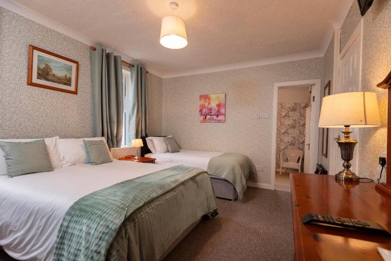 Twin Room image 3