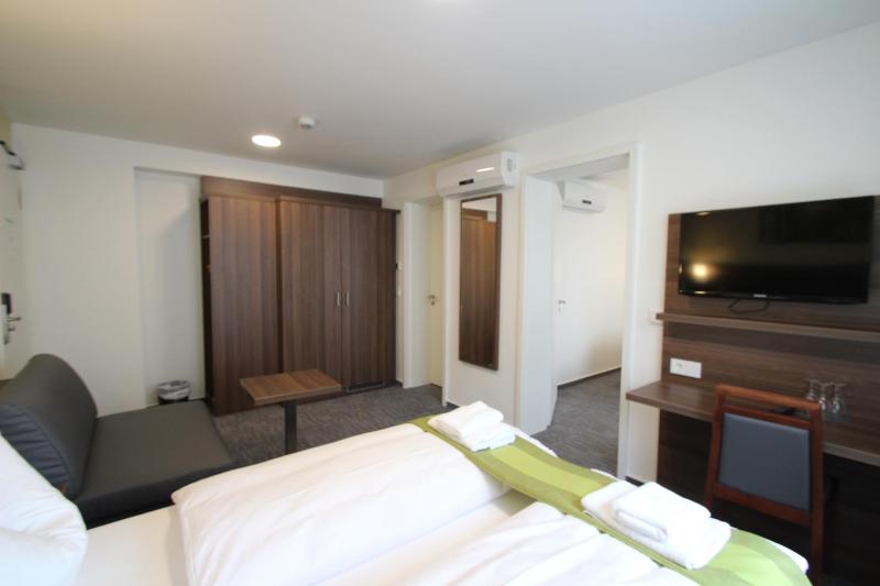 Double Room image 3