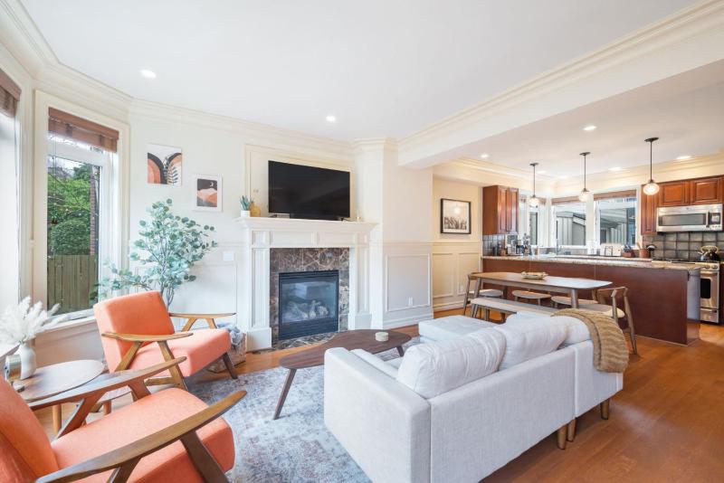 3BR 2BA Kinnear Townhouse in Queen Anne Seattle - image 1