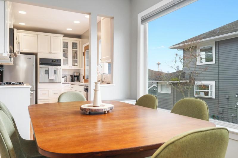 3BR 3BA Kerry Park Retreat in Queen Anne - image 3