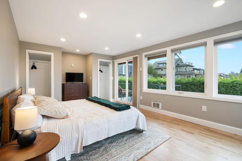 3BR 3BA Kerry Park Retreat in Queen Anne - image 8