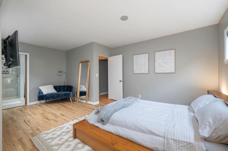 3BR 3BA Kerry Park Retreat in Queen Anne - image 15