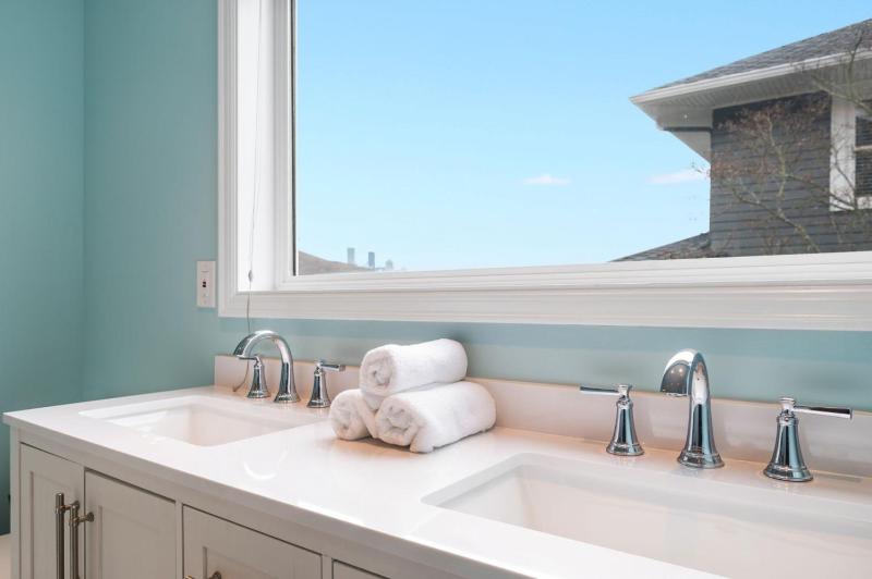 3BR 3BA Kerry Park Retreat in Queen Anne - image 7