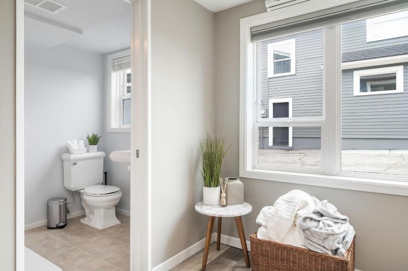 3BR 3BA Kerry Park Retreat in Queen Anne - image 16