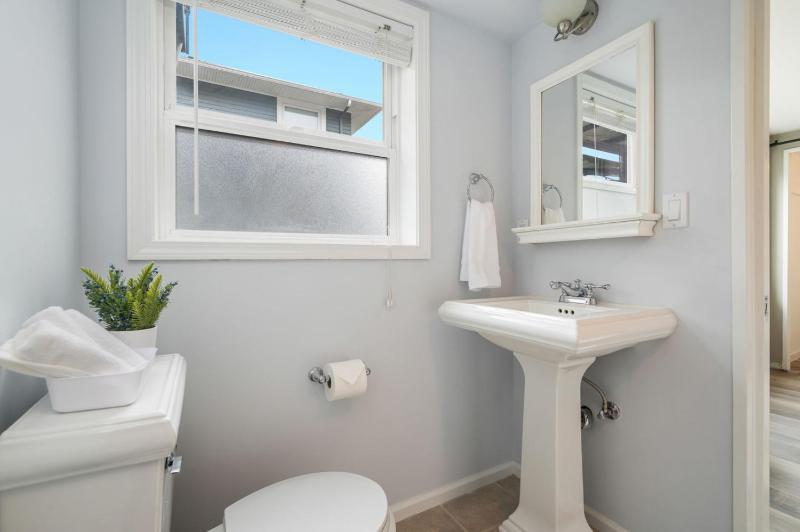 3BR 3BA Kerry Park Retreat in Queen Anne - image 12