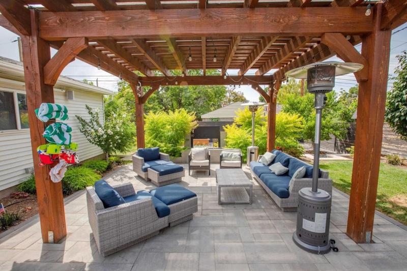 Prime Location Home with Hot Tub l Midtown - image 1