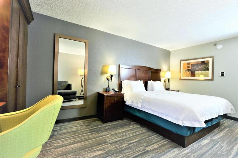 King Room with Shower - Non-Smoking image 2