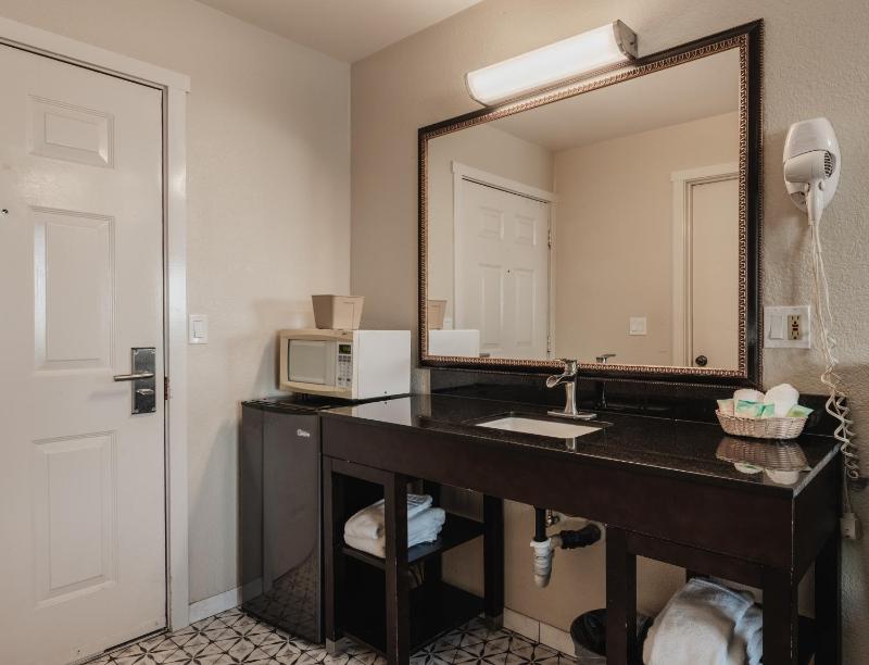 King Room with Water View image 3