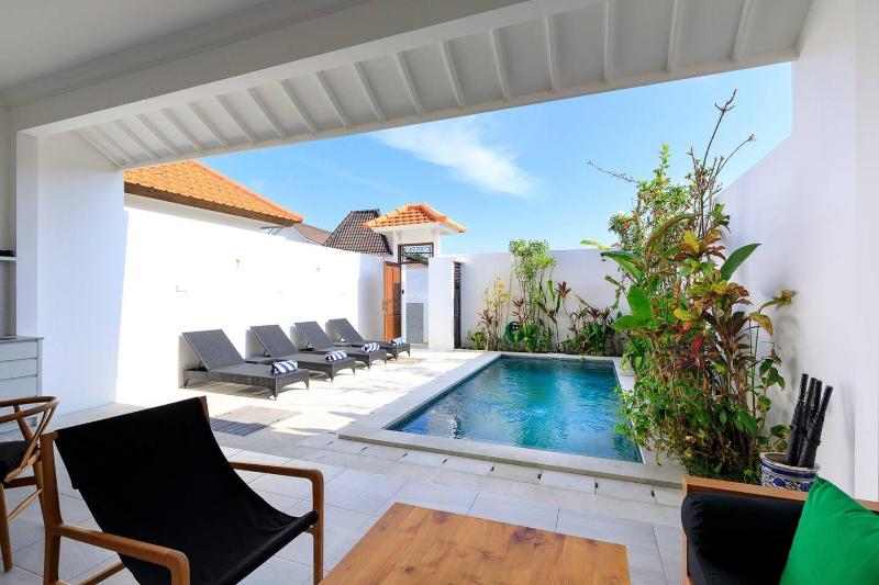 Gorgeous 2 Bed Pool Villa Walk to Seminyak Beach - image 12