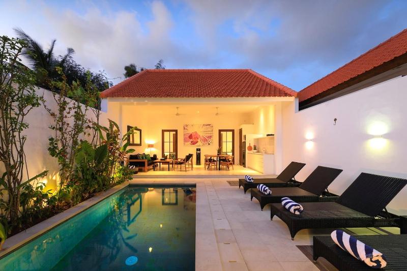 Gorgeous 2 Bed Pool Villa Walk to Seminyak Beach - image 3
