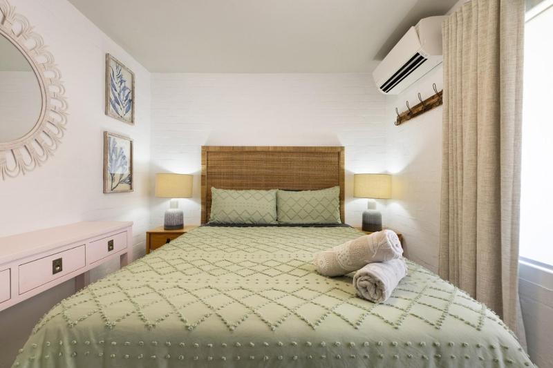 Luxe Oceanfront Apartment - image 8