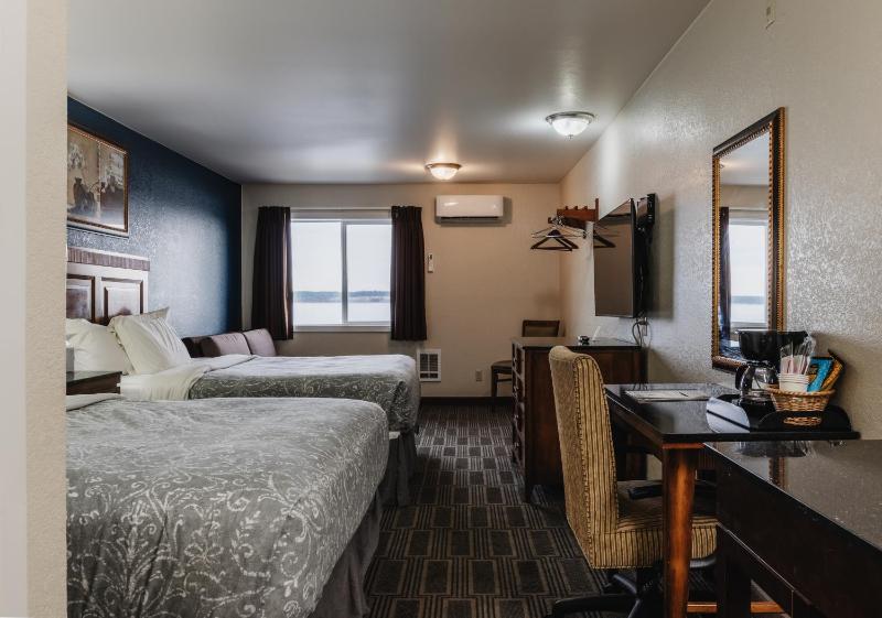 Queen Room with Two Queen Beds and Water View image 2