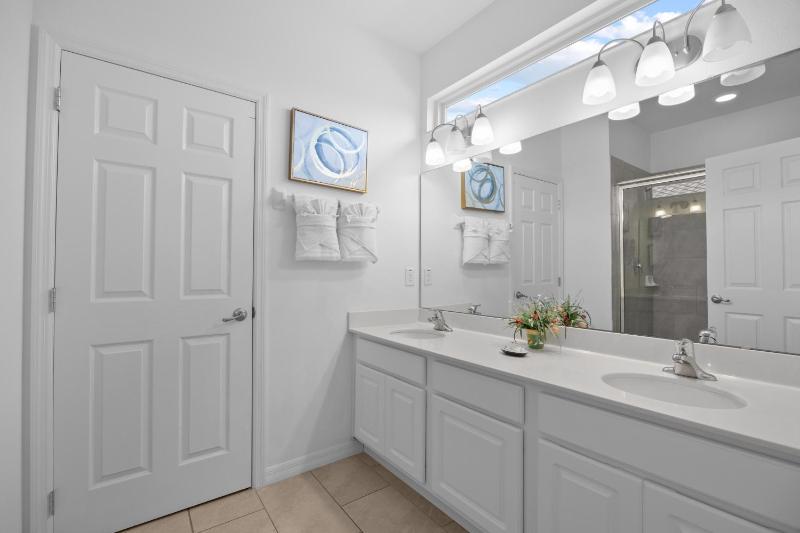 Gorgeous 9BD sleeps 24 in the Solterra Resort! home - image 22