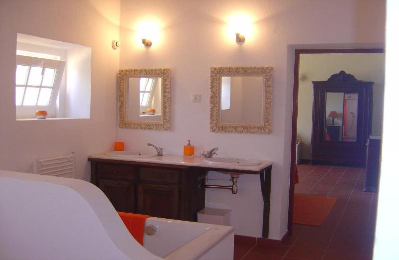 One-Bedroom Suite - Disability Access image 2