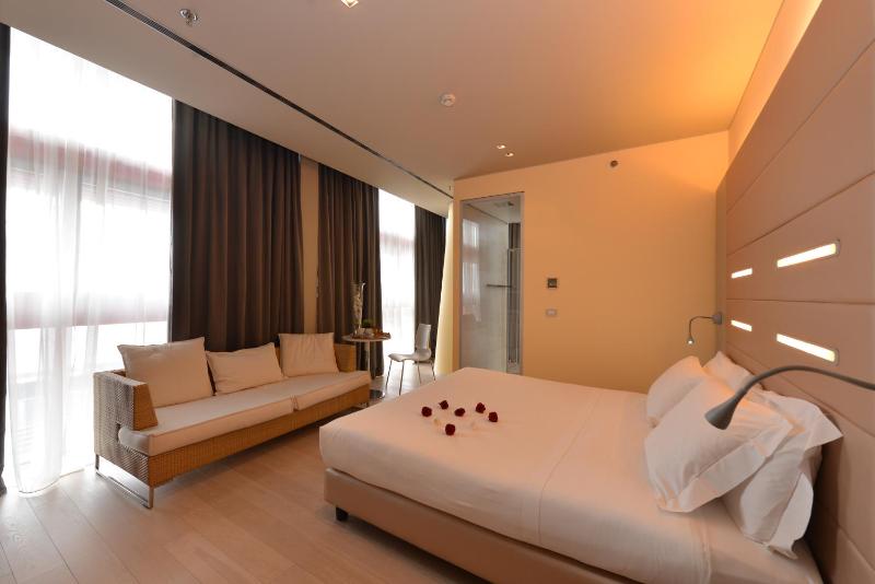 Superior King Room image 3