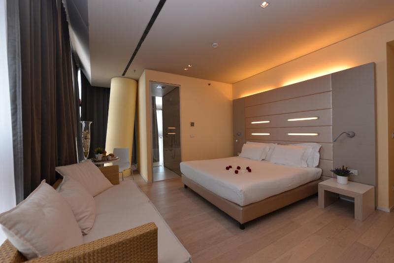 Superior King Room image 4