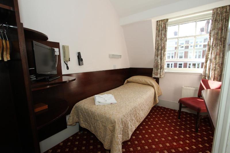 Single Room with Shared Bathroom image 3