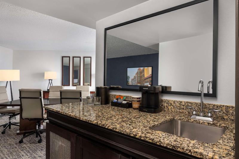 Executive King Suite - Non-Smoking image 3