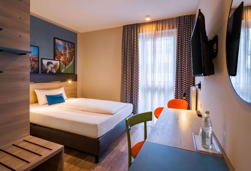 Deluxe Queen Room with One Queen Bed image 1