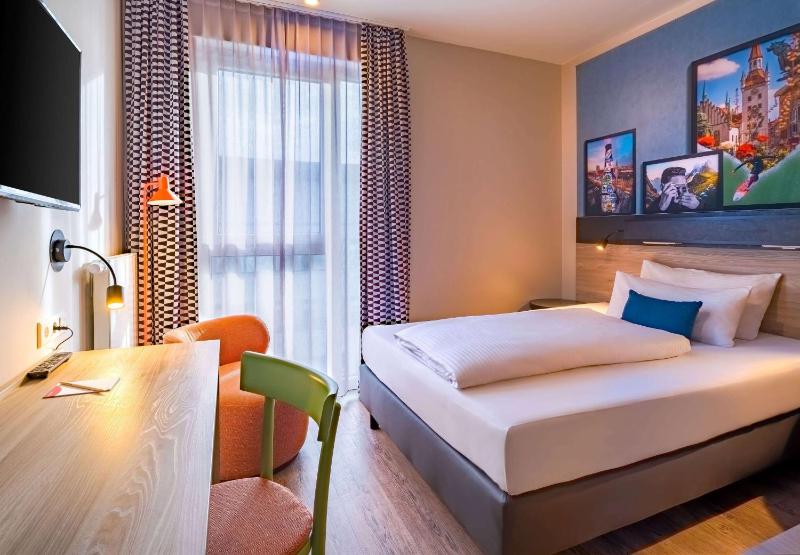 Premium Room with One Queen Bed image 1