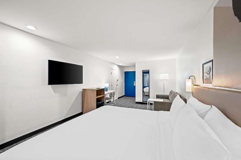 King Room with Mobility Accessible Tub image 4