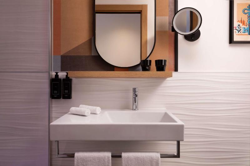 Queen Room image 4