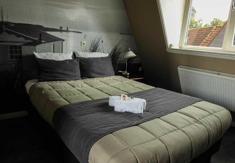Small Single Room image 4