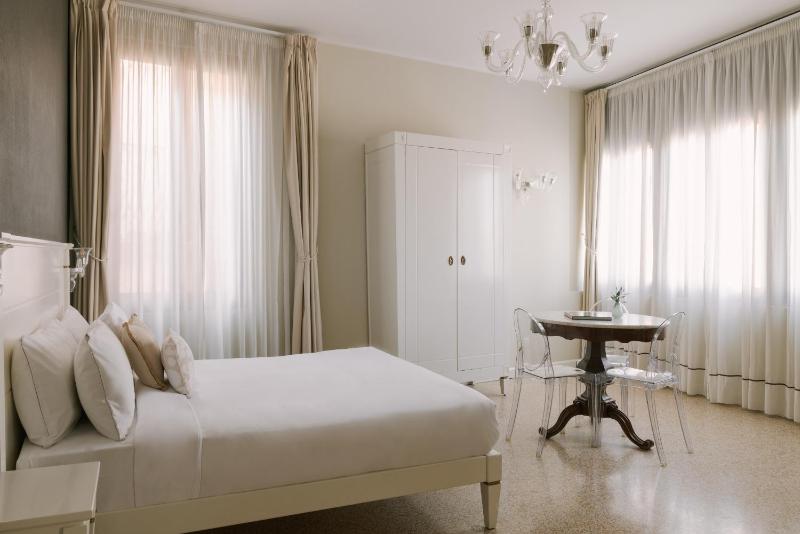 Deluxe Double Room with Canal View image 1