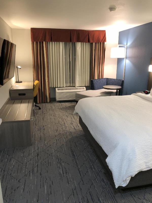 Standard King Room with Extra Space image 4