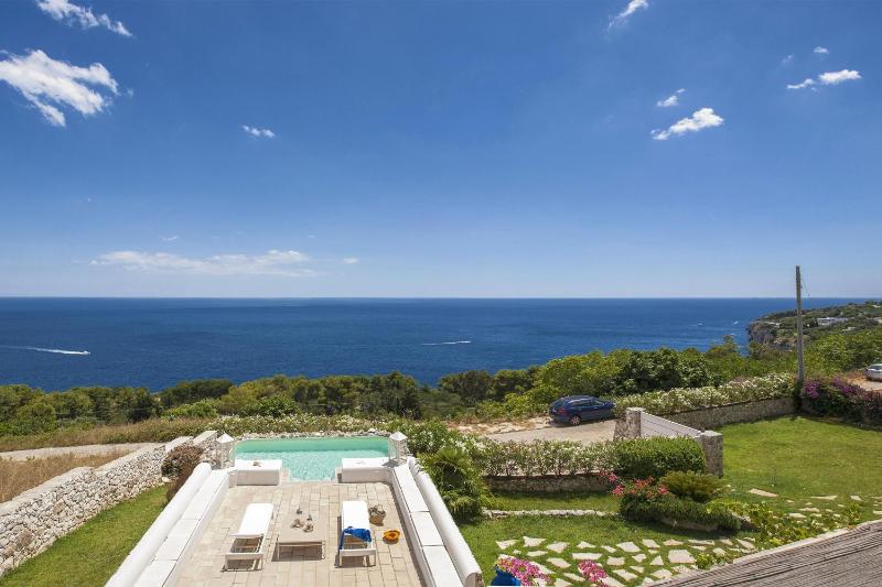 Deluxe Villa image 2