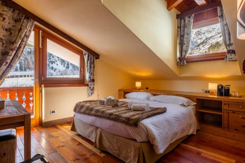 Double or Twin Room with Balcony image 2