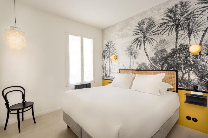 One-Bedroom Deluxe Apartment image 4