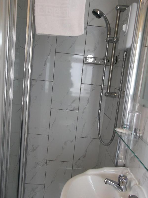 Twin Room with Private Bathroom image 3